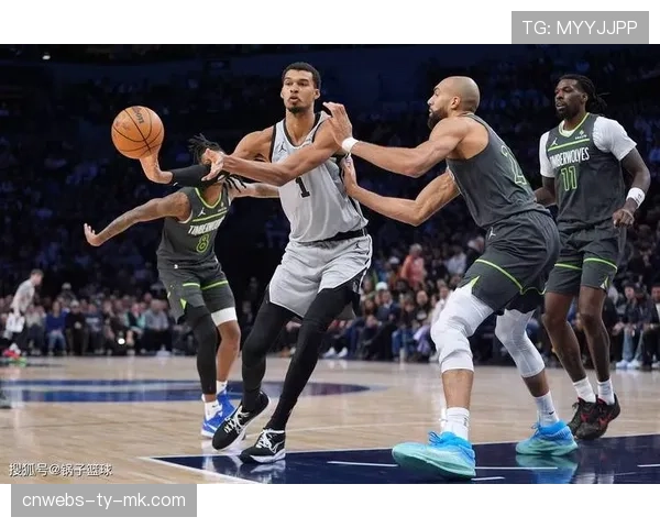森林狼104-102险胜马刺，爱德华兹复出贡献18分关键得分